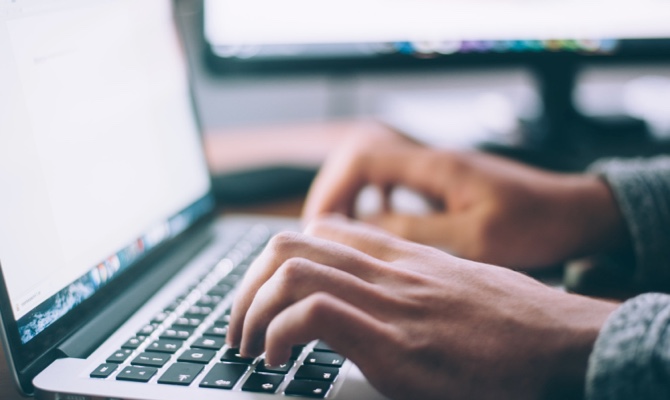 互聯網行業解決方案-互聯網以“輕資產”模式為主，對此，搭建自有供應商目錄化采購平臺，實現集中化、標準化采購，大大提高企業采購業務的風控能力。-mb-甄云科技